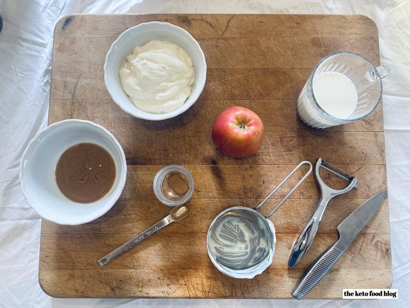 Ingredients for an apple pie smoothie