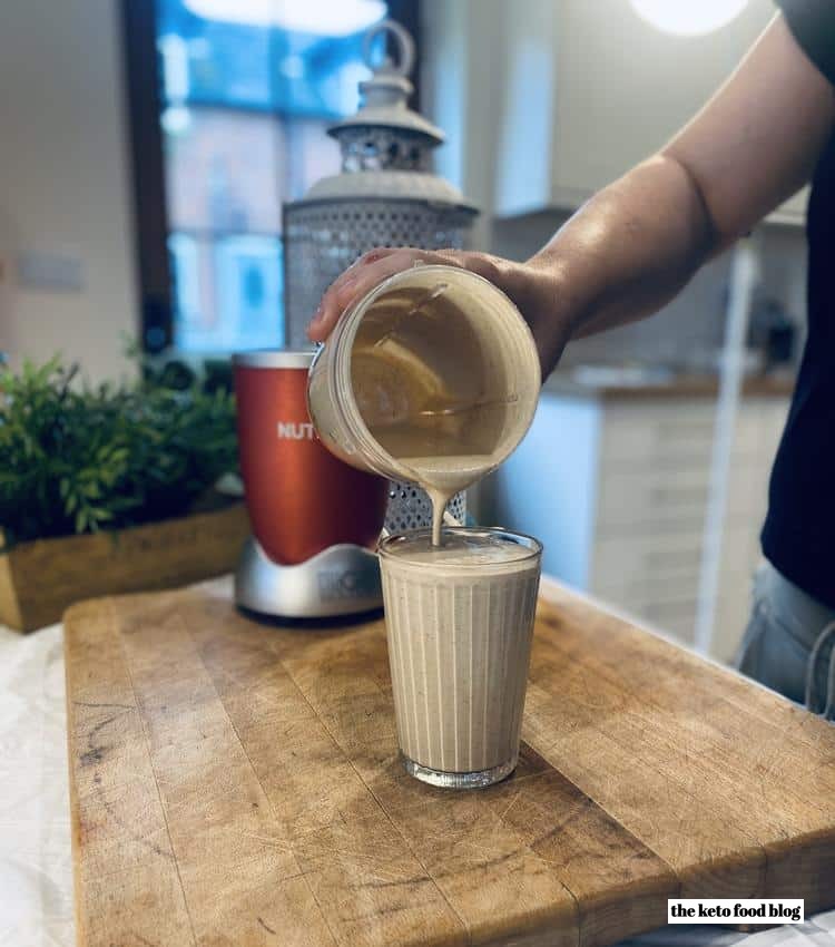 Pouring a luxurious creamy apple pie smoothie