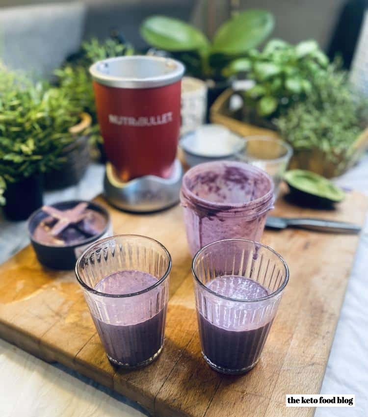 Appetizsing blueberry superfood smoothies in tall glasses